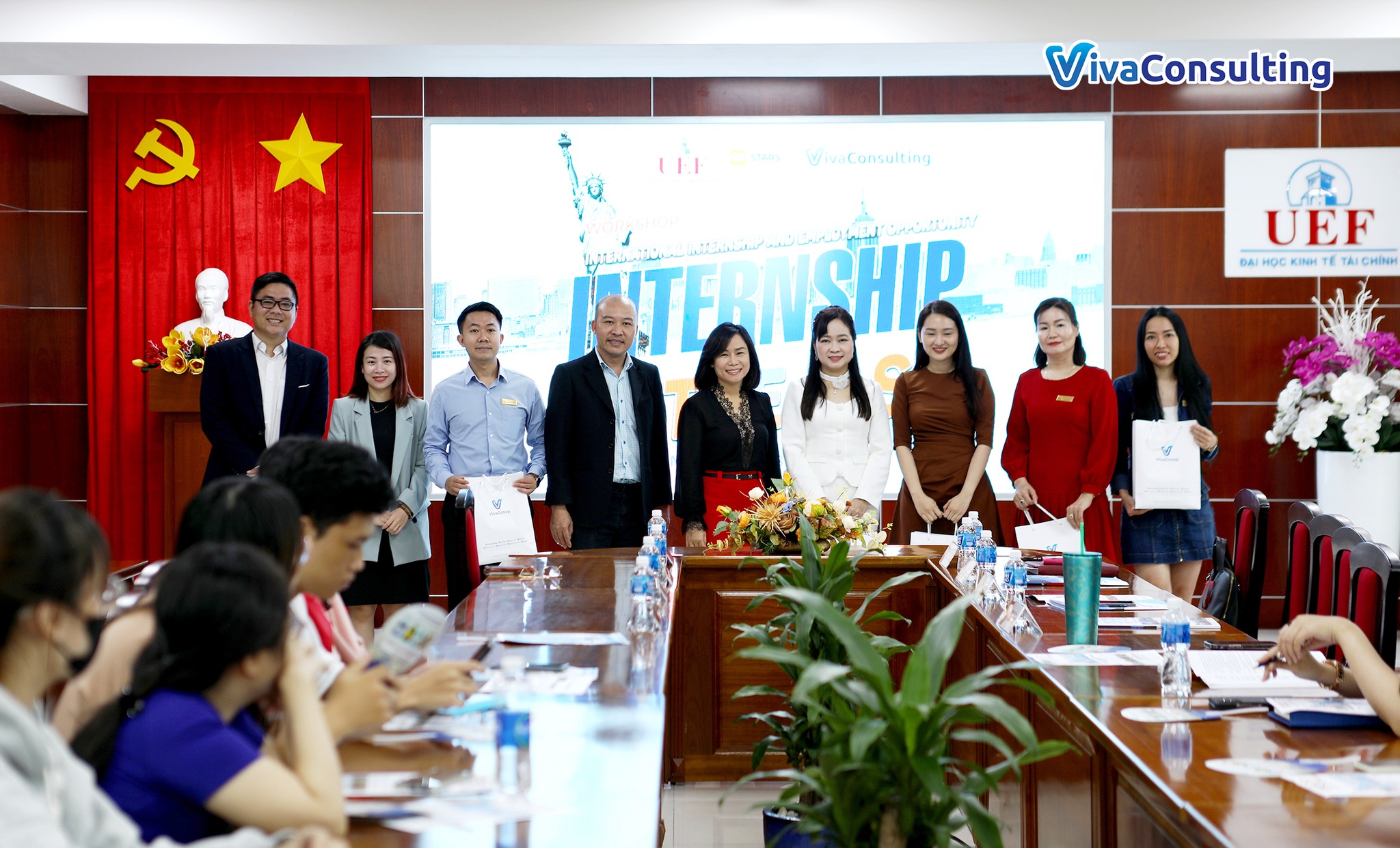 Viva Consulting và Các thầy cô tại trường UEF chụp ảnh kỉ niệm