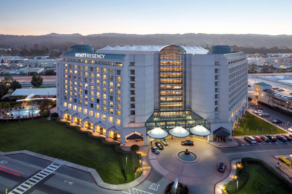 CÚ CHỐT DEAL VỚI THỰC TẬP SINH “NHANH NHƯ GIÓ” TỪ TẬP ĐOÀN HYATT 3 Hyatt Hotels & Resorts là một trong những “ông lớn” trong ngành quản lí khách sạn đa quốc gia.