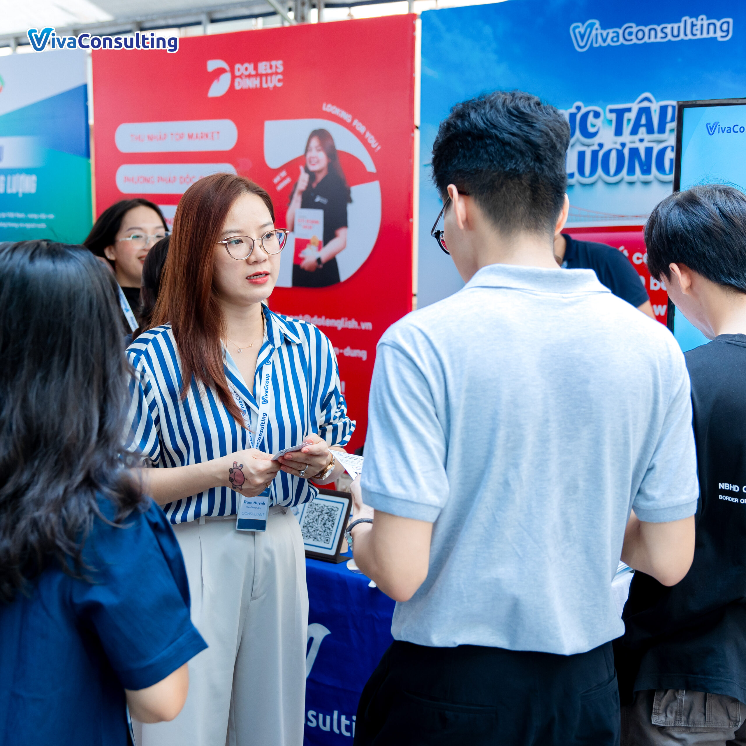 Viva Consulting X Đại học Kinh tế Tp. HCM | Check in UEH CAREER FAIR 2024 4 Chuyên viên tư vấn Viva Consulting Service tư vấn 1:1 cùng các bạn sinh viên