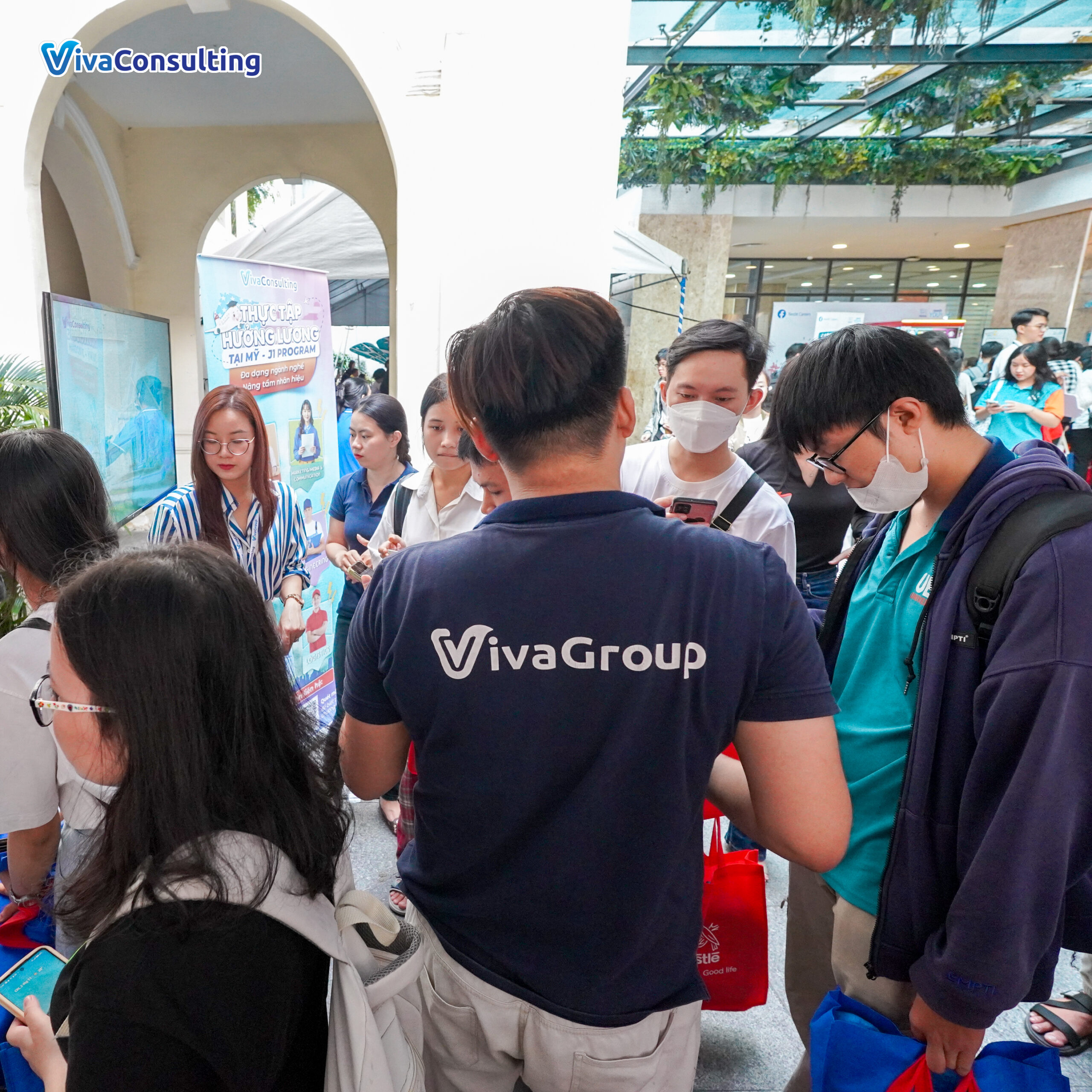 Viva Consulting X Đại học Kinh tế Tp. HCM | Check in UEH CAREER FAIR 2024 3 UEH 0311 4 scaled